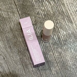 Ilia liquid powder eye tint matte in Cork